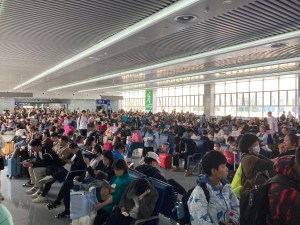 人潮滿滿的上海火車站