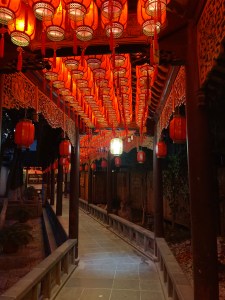 夜晚寒山寺走廊