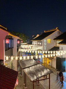 燈火通明的山塘街