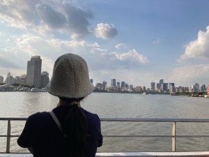 一個人看著黃浦江的背影