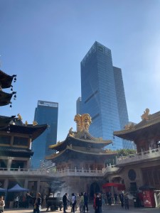 被高樓圍繞的靜安寺