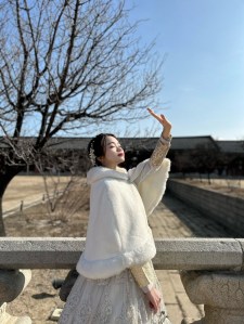 著公服韓服與橋墩合影