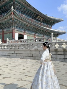 著公主韓服與德政殿合影