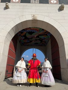 著公主韓服和光化門前的守衛拍照