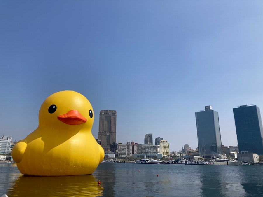 【高雄鹽埕 當地美食與景點全攻略】鴨肉本、双飛奶茶、駁二藝術特區、黃色小鴨