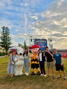 那天與史奴比合照的我們