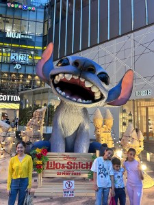 因應史迪奇電影佈置的超大娃娃