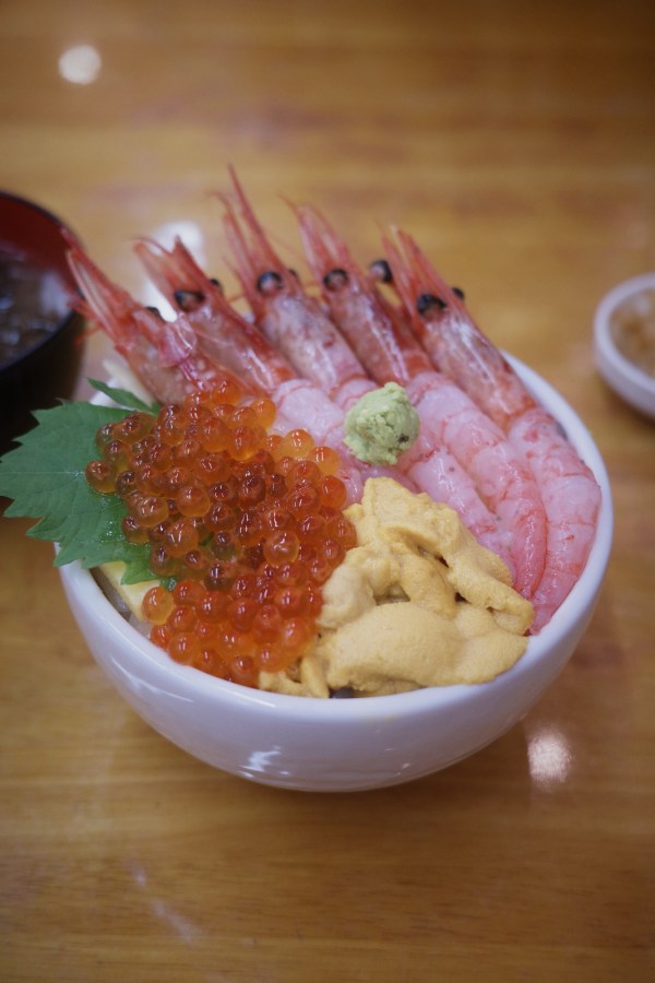 小樽美食清單｜💸甘願當一回「海鮮盤子」！二訪精選 8 家：我最愛的北海道炸牛排、高 cp&nbsp;值哈密瓜攏佇遮～