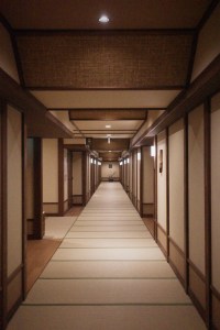 整潔乾淨的走廊