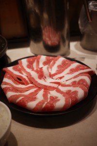 肉品與主食： 這裡的肉片不會有廉價的冷凍感。看看這盤油花豐富的雪花牛，份量和厚度都很有誠意。