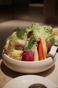 豐富菜盤： 蔬菜清洗得很乾淨，種類也不少，沒有太多濫竽充數的火鍋料。