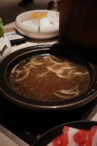 石頭爆炒湯底： 看這個洋蔥爆炒後的湯頭，香氣十足，煮什麼都入味。