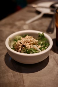 灑滿芝麻與蔥花的特調醬料特寫