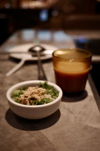 雖然背景模糊，但可以看到那杯飲料與醬料的搭配，營造用餐氛圍