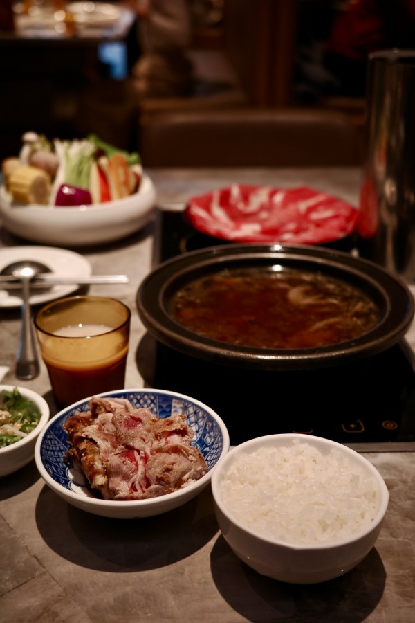 【台中西屯美食】萬客什鍋國安店全攻略：老饕才懂的 3 個「隱藏吃法」！米平方商場停車、周邊備案一次看