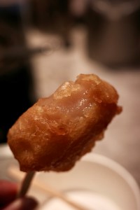 咬了一口的年糕特寫，非常有食慾